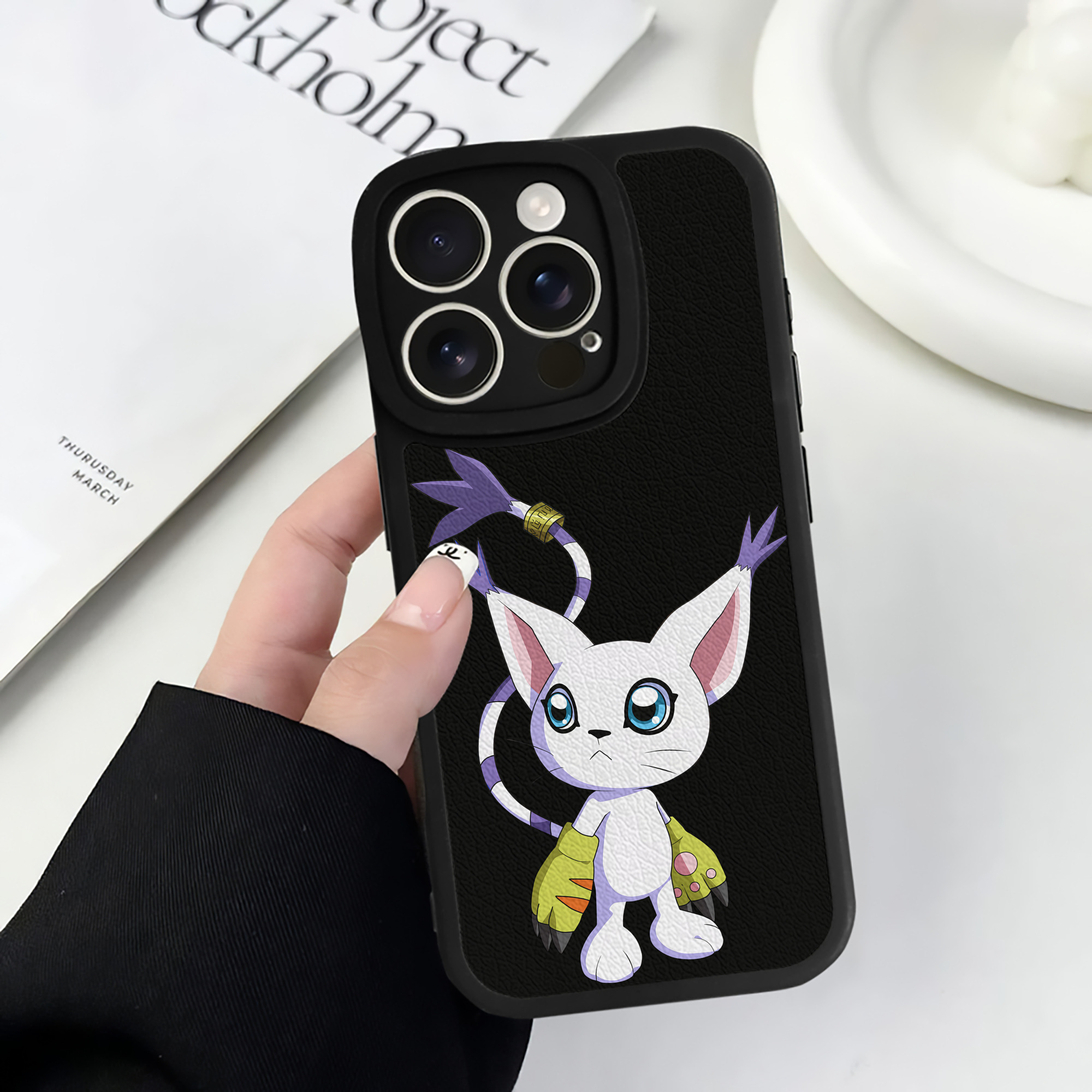 （画像用） Digimon デジタルモンスター/デジモン 【iPhone 16シリーズ対応】シリコンスマホケース（レザー調） 材質：シリコン